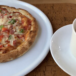 小麦屋しろ - ミックスピザ900円とホットコーヒー350円