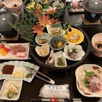 優心の宿 観月 - 夕食　左が山形牛　真ん中が丸盆の八寸　右は鯉の酢味噌
