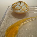 キュイジーヌ[s] ミッシェル・トロワグロ - オレンジのタルトレット ヌガーアイスクリーム。