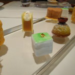 キュイジーヌ[s] ミッシェル・トロワグロ - 小菓子。