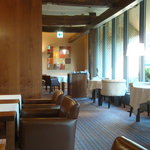 キュイジーヌ[s] ミッシェル・トロワグロ - テーブルの間隔が広く、明るくて居心地の良い店内です。