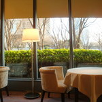 キュイジーヌ[s] ミッシェル・トロワグロ - 窓の外の緑が綺麗に見えて、開放感のある店内です。