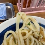 うどん鈴木鰹節店 - うどんの太さが均一でないのがいかにも自家製麺。