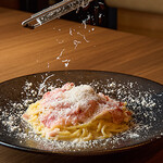 Rocca - 料理写真:チーズ削ってる所