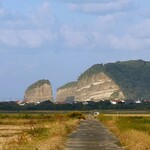 金子旅館 - 『旧波根湖の田園から見える「立神岩（右）」と立神島（左）』