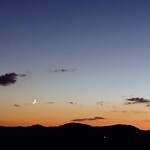 そば処 はないかだ - 『霜月の夕方、旧波根湖の農道から見えた三日月』