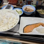 松屋 - 料理写真:炙り焼き鮭朝定食¥700（ごはん特盛）