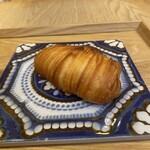 テーラ・テール - サリューの外側、びっくりのサクサク感♡
                                そんじょそこらのクロワッサンとは訳が違う
                                秀逸のサリュー⭐️