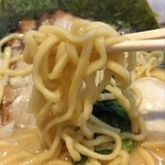 横浜家系ラーメン 龍馬家 - 中太短麺