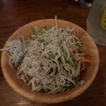 かしわビストロ バンバン - お通しのしらすのサラダ