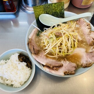 ラーメンショップ 椿 - 料理写真:「ネギチャーシューメン」1,090円税込み♫、「半ライス」モーニングサービスにて無料♫