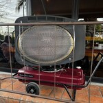 珊瑚礁 - テラス席にはストーブ