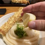 うどん居酒屋 江戸堀 - レモンを搾るところからのスタート