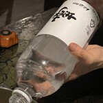 銀座 塒 - お店の名前入り大分の天然炭酸水