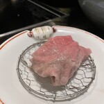 銀座 塒 - 網に乗せる一手間で余分な水分が切れ、タレもうすまらないのに感動