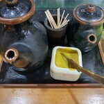 盛かつ - カウンター席の和カラシ