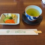 博多名代 吉塚うなぎ屋 - 香の物とお茶