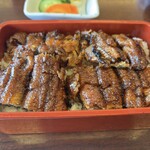 博多名代 吉塚うなぎ屋 - ご飯の上に乗せてタレを掛けました