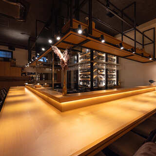 店内は、照明を少し落としたカウンター席のみのラグジュアリーな空間。