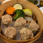 シュウマイ だお - 温野菜が添えられたシュウマイ