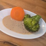 シュウマイ だお - 温野菜は特製ごまだれで