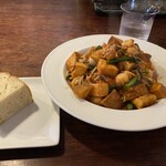 カルネヴィーノ - パンは嬉しい。しっとり且つ小さく見えても重量が有り、食べ応えが良い。