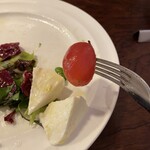 カルネヴィーノ - チェリートマトは皮が剥かれている。この丁寧さに驚きました