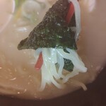 幸楽苑 - 海苔で巻く