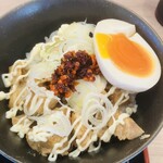 九つ屋 - ラー油豚丼（400円）