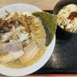九つ屋 - 背脂醤油らーめん（930円）とラー油豚丼（400円）
