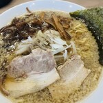 九つ屋 - 背脂醤油らーめん（930円）