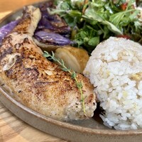 やさいの王様 用賀店 - 6時間低温調理のホロホロやわらか骨つきチキンプレート