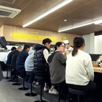 だるまの天ぷら定食 - 店内。
      14時過ぎてるのに満席w