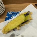 だるまの天ぷら定食 - ナス。
      これもデカい。