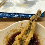 だるまの天ぷら定食 - 残りの穴子。
      こっちはカリッカリで、これもまたヨシ。