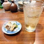 酒場オムロ - つき出し、ハイボール