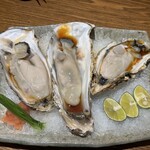 旬菜 さかなと酒 匠海 隠れ家 - 生牡蠣　大きくてびっくり！！！！亜鉛とビタミンCで美容、髪にも最高の一品ですね♪