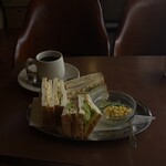 オンリー - 卵サンドの700円　ホットコーヒー500円