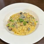 イタリアン酒場もふもふ - 秋鮭ときのこのカルボナーラ