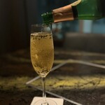 銀座 塒 - 通常のワインを作る工程から、アルコールだけ分離した本格派ワインテイストだからナチュラルな美味しさ。