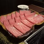 銀座 塒 - 手前がA4霜降り/リブロース、奥がA5赤身/内もも