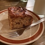 隙間カレー - バナナとカカオニブのケーキ　焦がしナッツソース