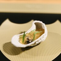クッチーナ - ② 厚岸産牡蠣、カリフラワのクリーム+コンソメジュレ