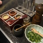 銀座 塒 - 美味しさをさらに引き立てる薬味が沢山。