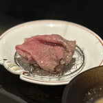 銀座 塒 - お肉も野菜もこの網のワンクッションで、タレの味がずっと美味しいままです。