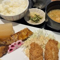 うおまん 西梅田本店 - 鰤の照り焼きとカキフライ定食