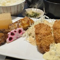 うおまん 西梅田本店 - 鰤の照り焼きとカキフライ定食ちょいアップ