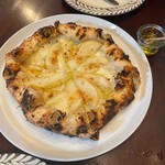 pizzeria NARDI  - 洋梨とゴルゴンゾーラのピザ(正式な名前忘れましたm(_ _)m)(限定ピザ)