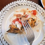 pizzeria NARDI  - 耳の方へくるんと巻いてフォークとナイフで食べる