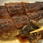 しげ吉 - 皮目の炙りはやや強めだが丁寧な印象